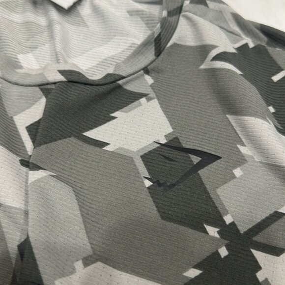 Gymshark Men’s Geometric Camo Performance Stretch Athleisure Shirt Size XXL - Picture 4 of 5